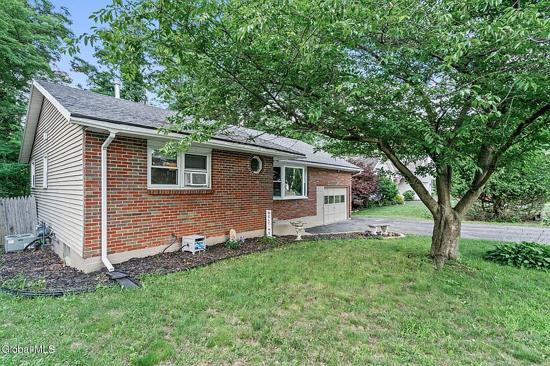 2nd image of 2749 Maida Lane