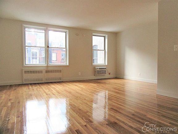 4th image of 310 W 47th St APT 4C