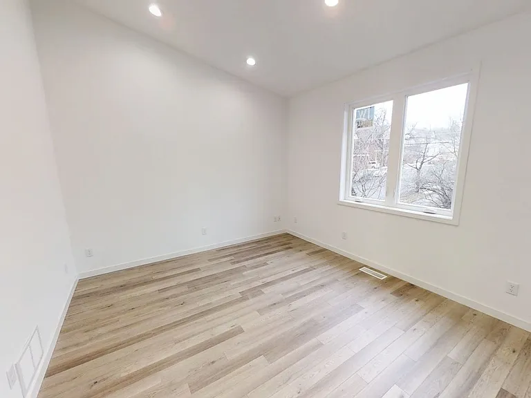 614 N 7th Ave E — Photo 10