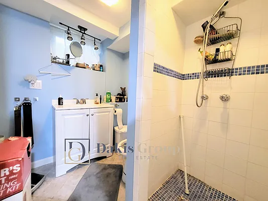 Rented by Dakis Group LLC | media 31