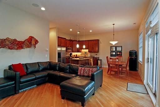 4th image of 2905 N Halsted Ave #201