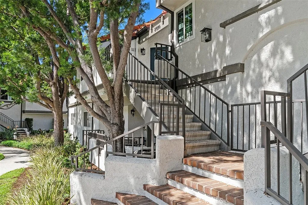 1 bed, 890 sqft, $3,100 — Photo 2