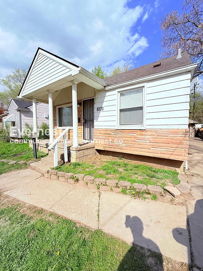 3 bed, 1.0 bath, 806 sqft, $1,245 — Photo 1