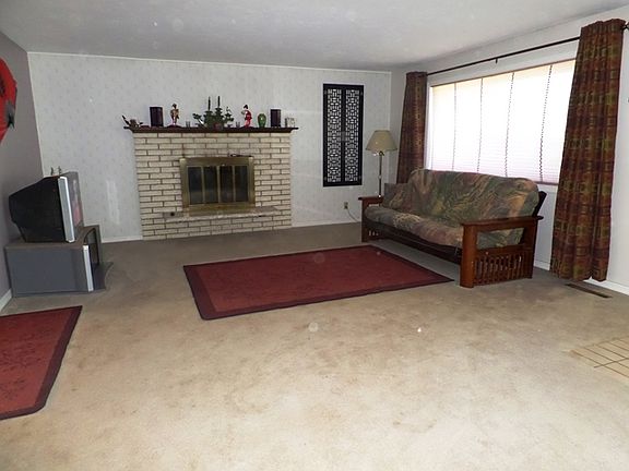 3rd image of 914 Blue Mountain Dr