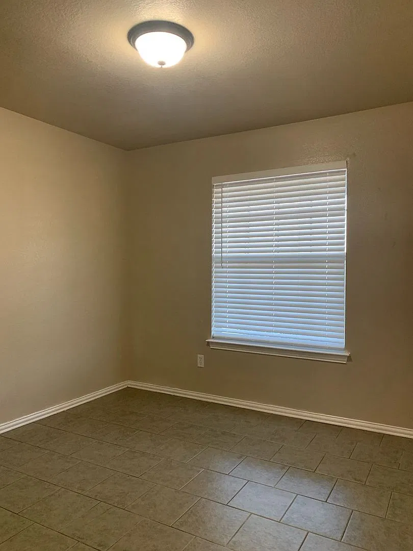 Excellent 3 bedroom 2 bath duplex in Peaster ISD with country charm — Photo 3