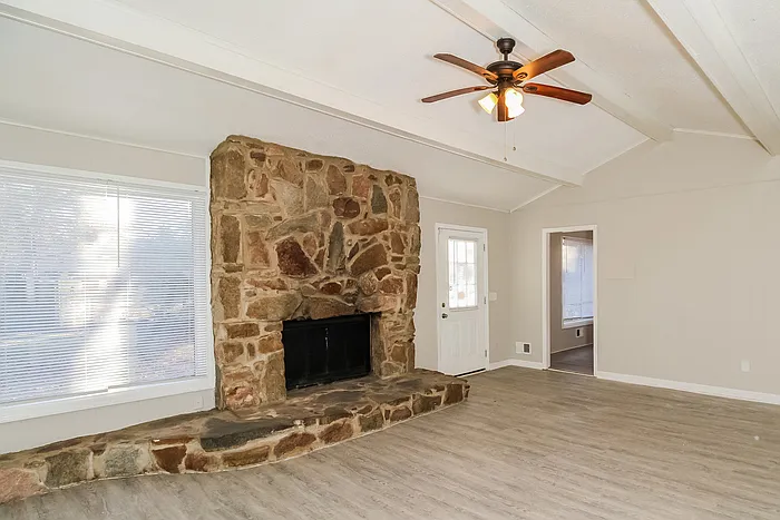 4 bed, 2.0 bath, 1972 sqft, $2,045 — Photo 4