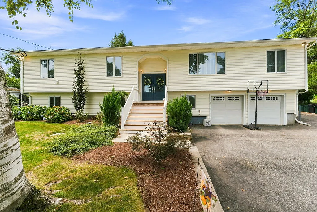 3 bed, 2.5 bath, 2712 sqft, $4,000 — Photo 2