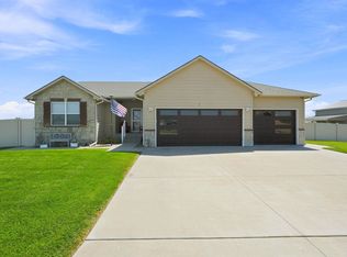 3 Bristol Dr, Hutchinson, KS 67505