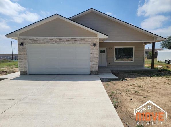 907 S Walnut St, Deerfield, KS 67838