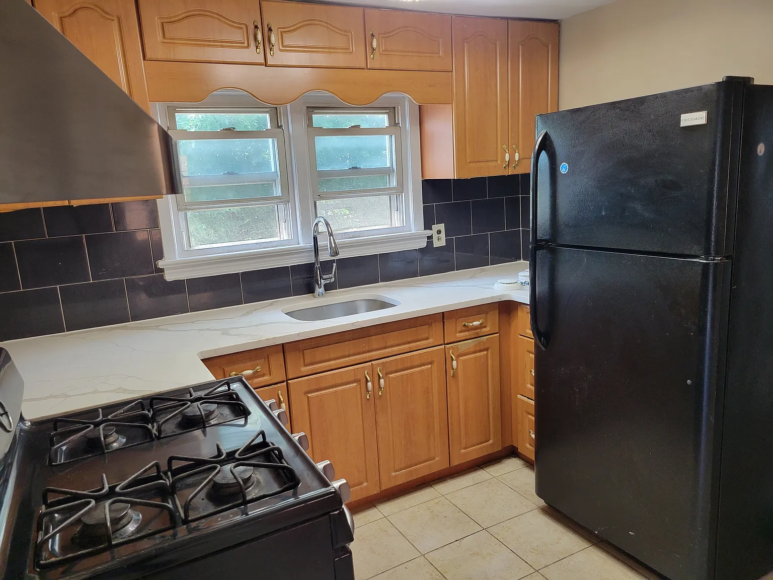 2 bed, 900 sqft, $2,500 — Photo 2