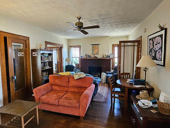 5th image of 613 E College St
