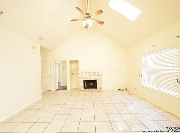 5th image of 125 Emerald Dr