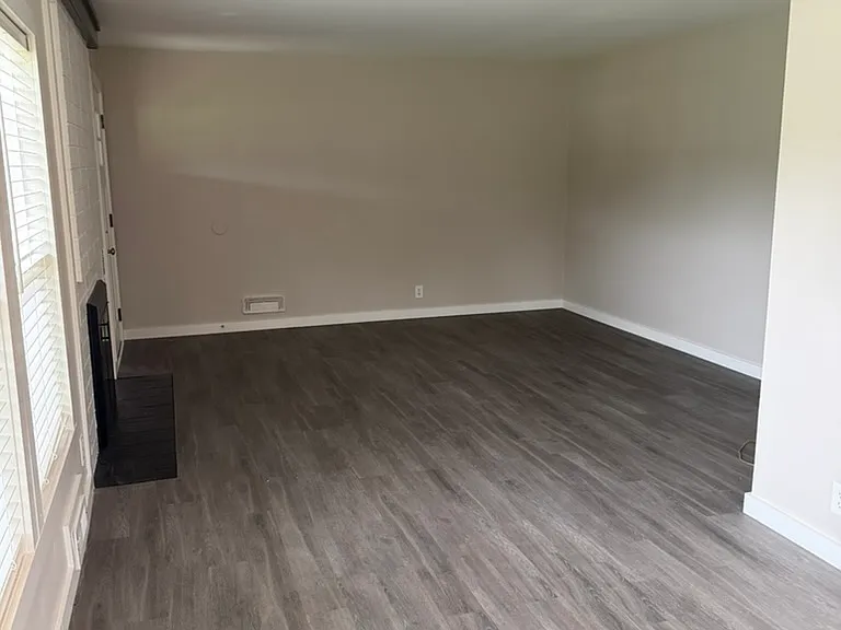 391 Lakeview Dr — Photo 3
