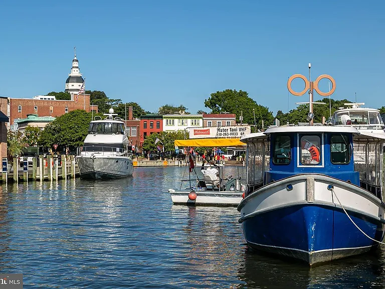 Downtown Annapolis is 5 minutes away.