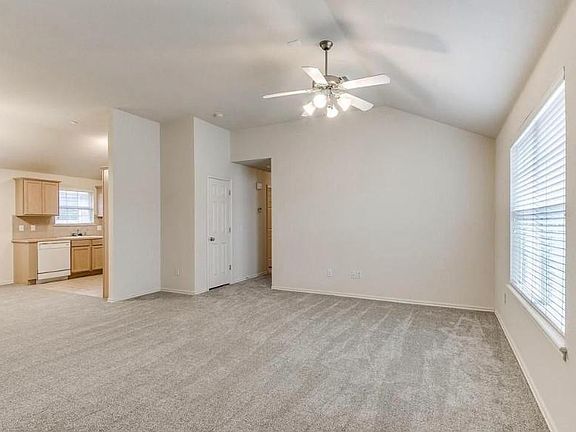 4th image of 902 Beaumont Sq