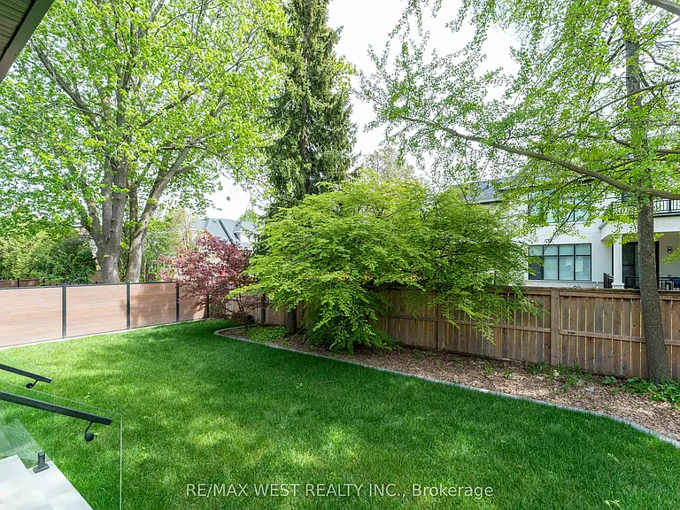 510 Wellington Cres — Photo 43