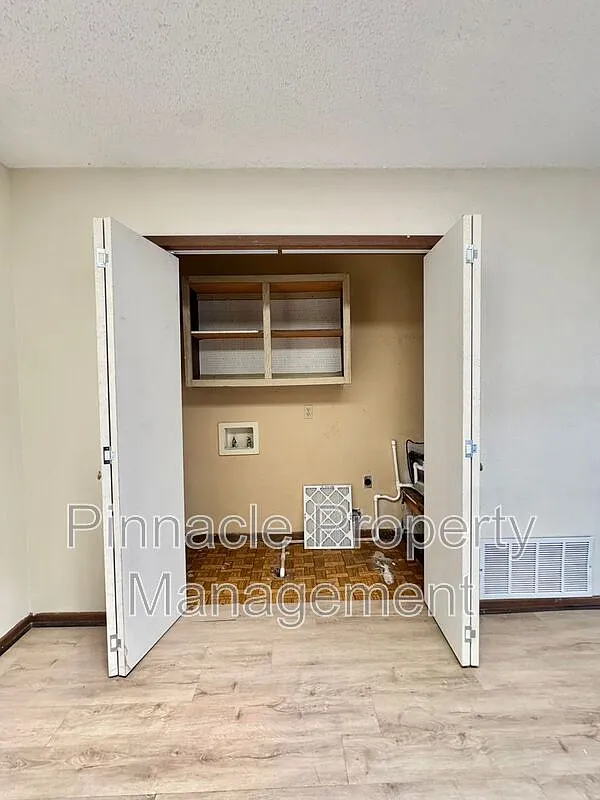 3 bed, 2.0 bath, 1104 sqft, $1,350 — Photo 4