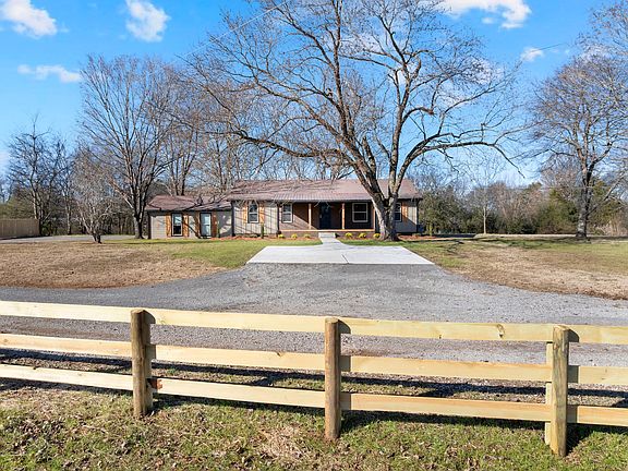 4th image of 810 Frank Martin Rd