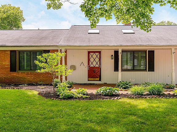 2nd image of 3845 Hillview Dr