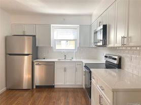69 Inwood Rd, Pt Washington, NY