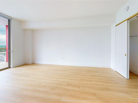 4th image of 90 32nd St #922