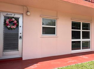 7 Golfs Edge APT D, West Palm Beach, FL 33417