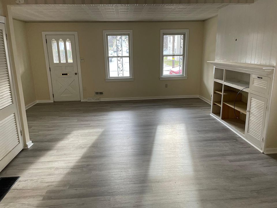 Huge Livingroom approx. 15' X 25' new plank flooring
