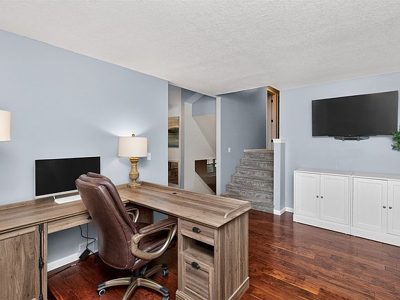 5th image of 301 NE Mandy Ln