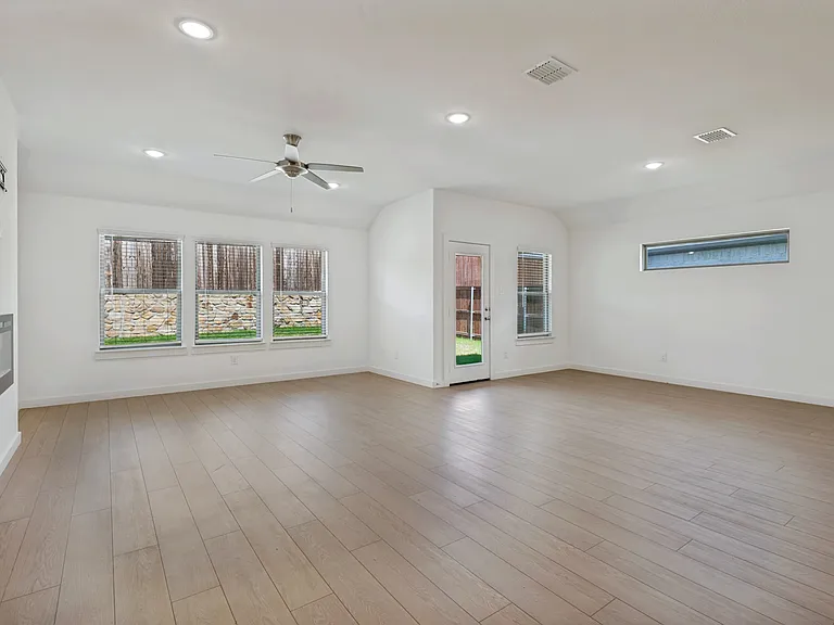 1806 Balfour Bnd — Photo 3