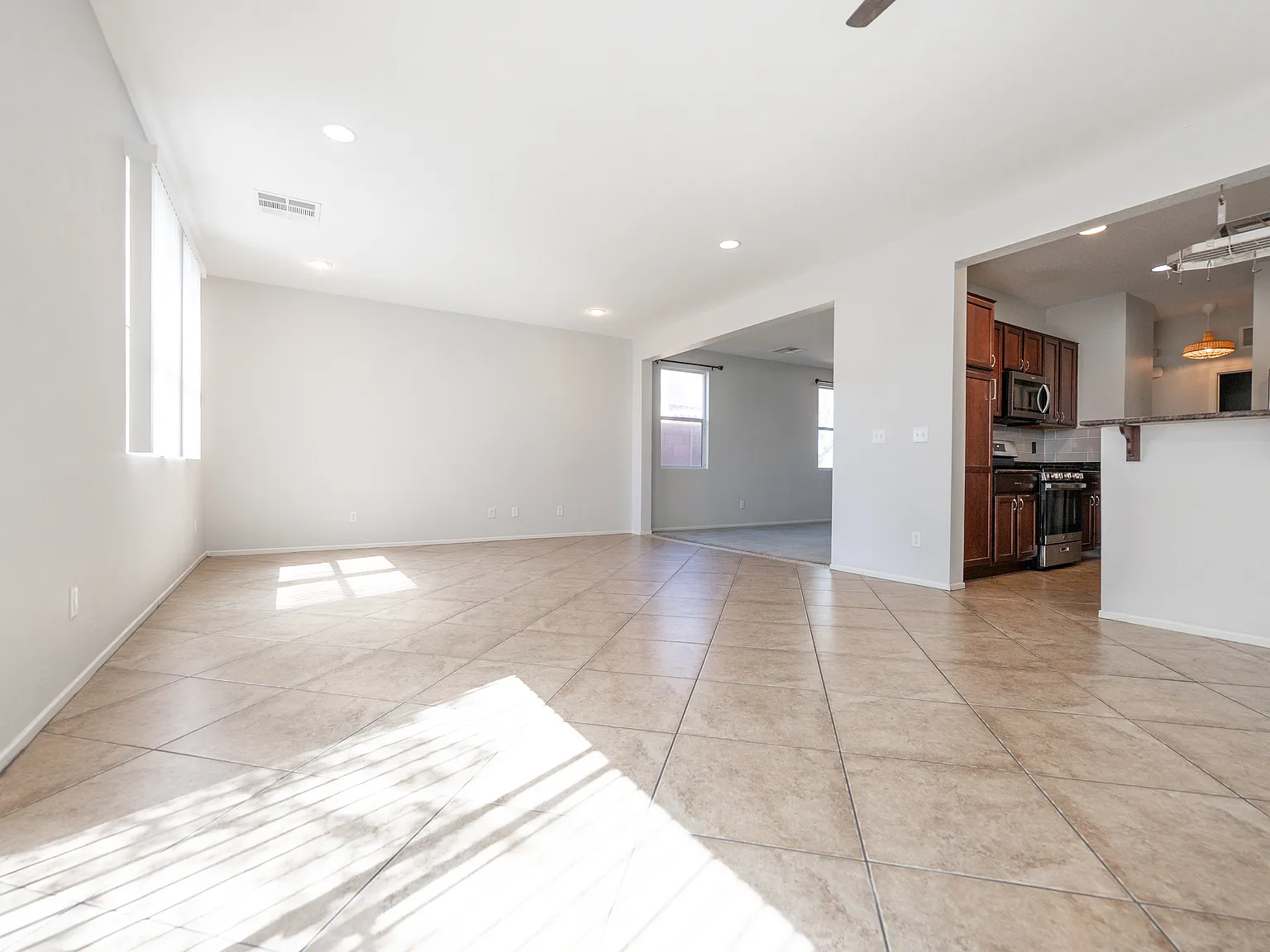 3 bed, 2.5 bath, 1853 sqft, $2,025 — Photo 2