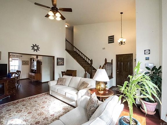5th image of 18301 Woodcrest Ln