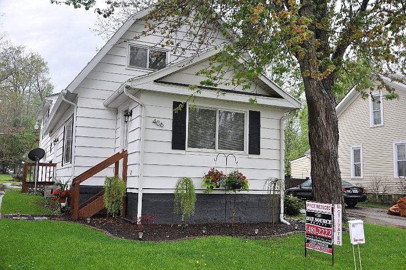 1st image of 406 E Grand River Ave