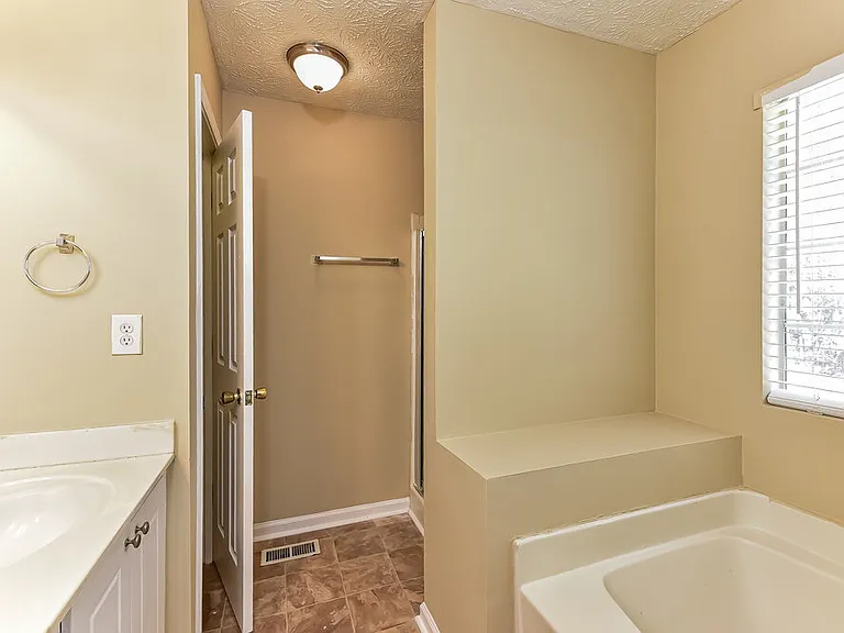 735 Bridgewood Ct — Photo 13
