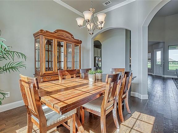 5th image of 816 Abington Way