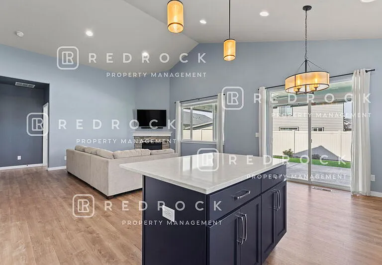 1725 N Meyers Ct — Photo 4