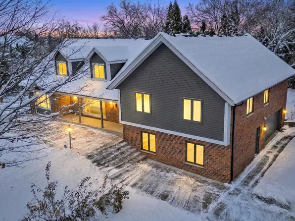 2003 South Valley Spring DRIVE, New Berlin, WI 53151