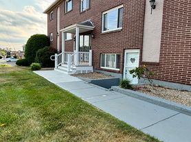 586 Boston Post Rd E