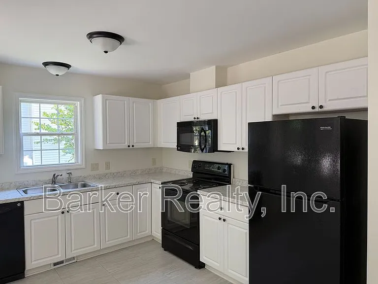 704 Southampton Dr — Photo 5