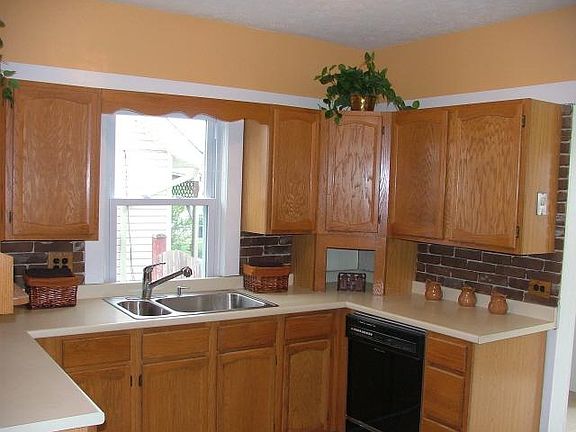 5th image of 2207 Wyandotte Ave