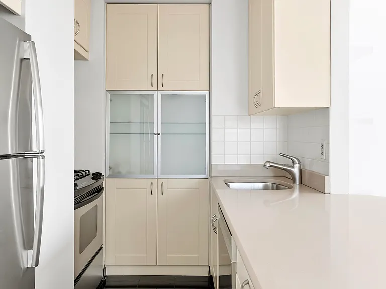 270 W 17th St #17G — Photo 7