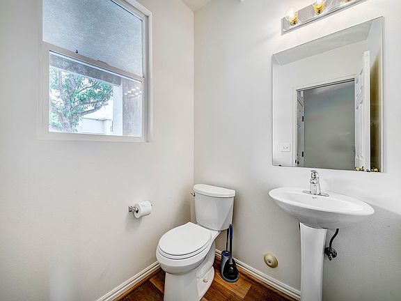 3rd image of 1558 W Vivante Way