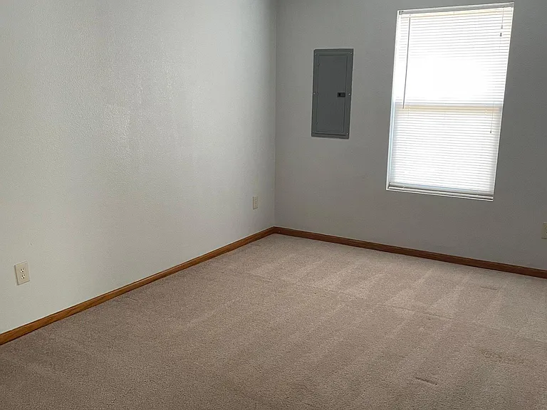 1713 Clover Dr — Photo 4