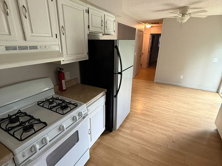 1404 Larsen Ln — Photo 6