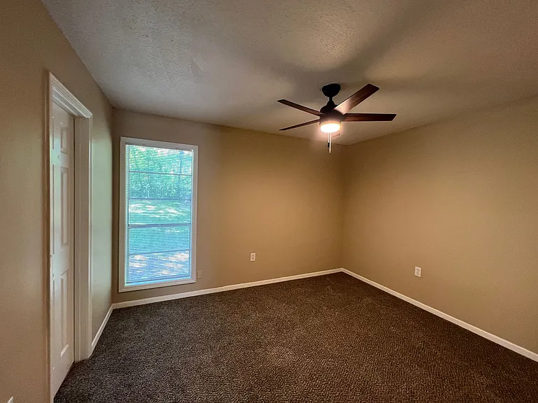 724 Blackstone Ln — Photo 13