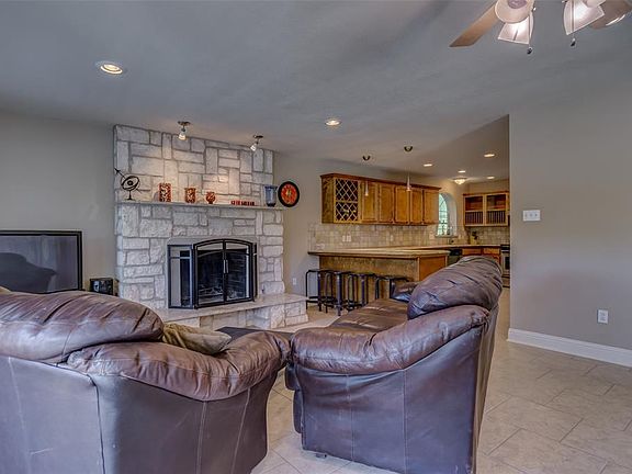 3rd image of 106 Oakcrest Ct