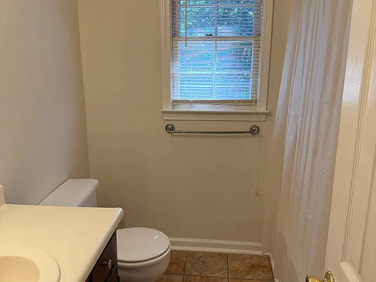 1863 Crestview Dr — Photo 7