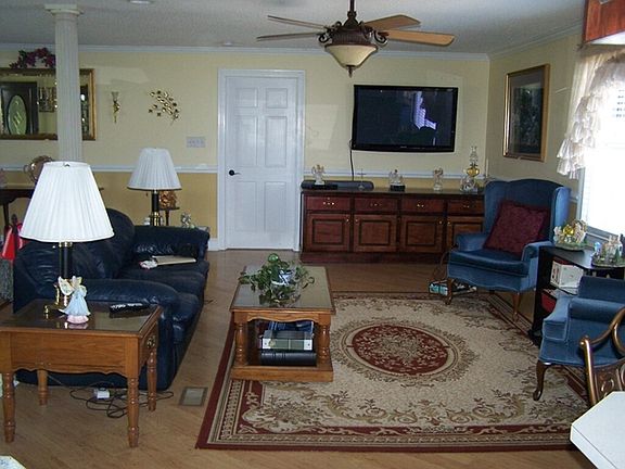4th image of 440 Camellia St