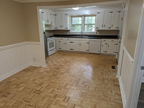 2nd image of 828 Crescent Dr