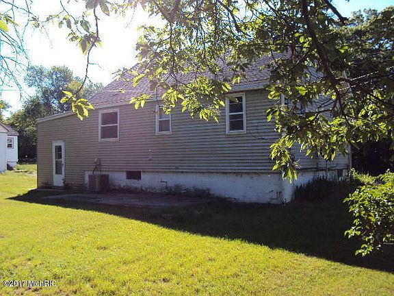 3rd image of 1124 Paw Paw Ave
