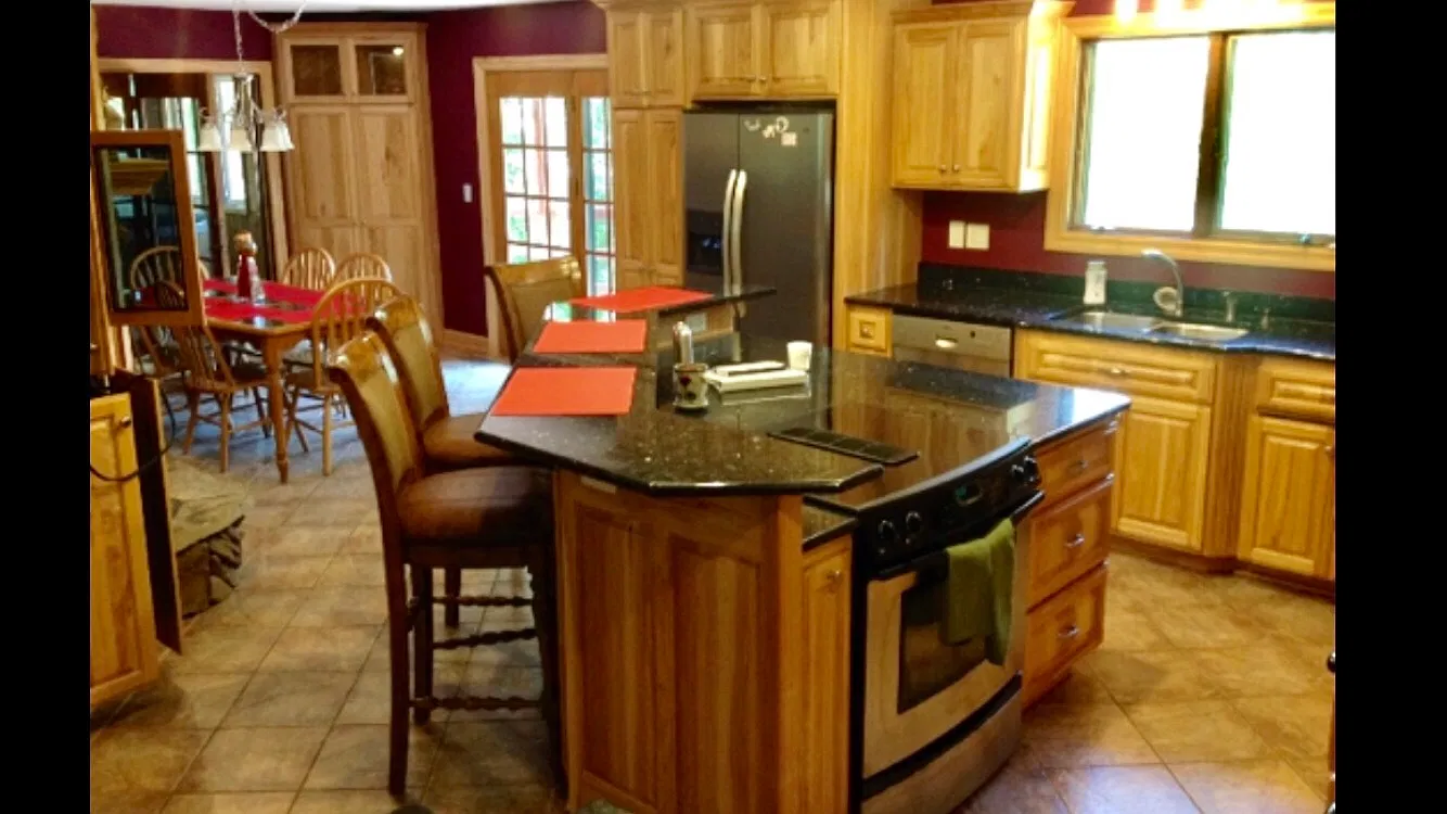 4 bed, 2.5 bath, 3200 sqft, $700 — Photo 2